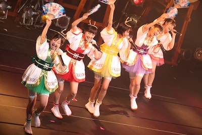 「ワニとシャンプー」では扇を手にダンス。足元は足袋の形を模した靴をはいている。