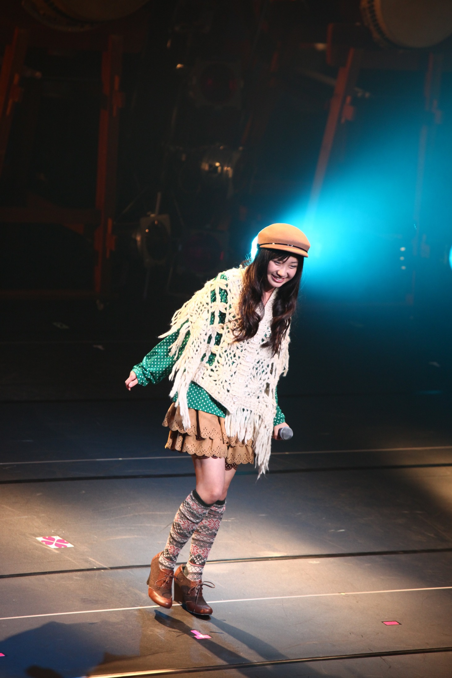 ソロ曲「ありがとうのプレゼント」を歌う有安杏果。
