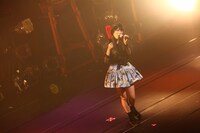 ソロ曲「恋は暴れ鬼太鼓」を歌う高城れに。