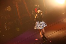 ソロ曲「恋は暴れ鬼太鼓」を歌う高城れに。