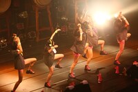 「労働讃歌」を披露するももいろクローバーZ。