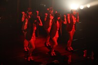 「労働讃歌」を披露するももいろクローバーZ。