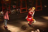 佐々木彩夏おなじみの「あーりんだよぉ☆」に対抗して「カナちゃんだよぉ☆」のポーズを決める百田夏菜子とそれを不服そうに見つめる佐々木彩夏。