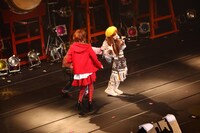 佐々木彩夏おなじみの「あーりんだよぉ☆」に対抗して「しおりんだよぉ☆」のポーズを決める玉井詩織とそれを止めようとする佐々木彩夏。