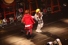 佐々木彩夏おなじみの「あーりんだよぉ☆」に対抗して「しおりんだよぉ☆」のポーズを決める玉井詩織とそれを止めようとする佐々木彩夏。