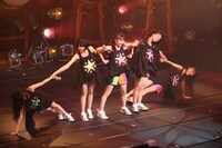 「Z伝説～終わりなき革命～」で扇のポーズを決めるももいろクローバーZ。