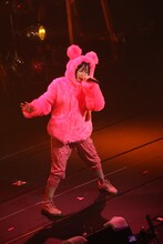 ソロ曲「だって あーりんなんだもーん☆」を歌う佐々木彩夏。