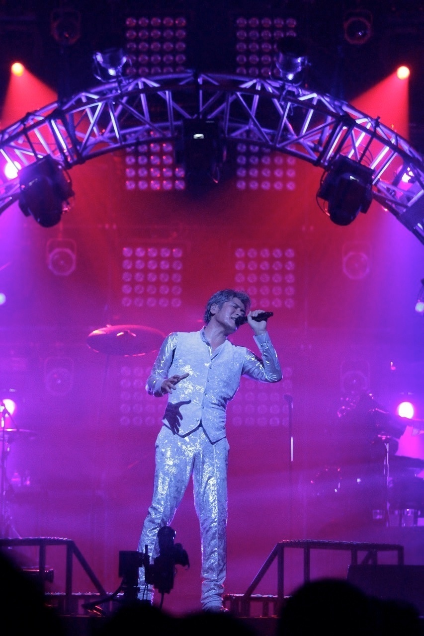 「KIKKAWA KOJI LIVE 2011『KEEP ON KICKIN' & SINGIN'』～日本一心～」横浜アリーナ公演の模様。