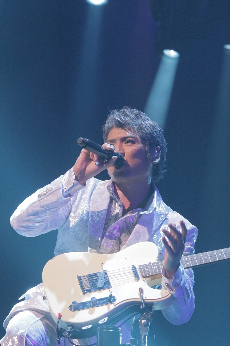 「KIKKAWA KOJI LIVE 2011『KEEP ON KICKIN' & SINGIN'』～日本一心～」横浜アリーナ公演の模様。