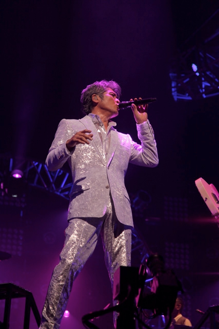 「KIKKAWA KOJI LIVE 2011『KEEP ON KICKIN' & SINGIN'』～日本一心～」横浜アリーナ公演の模様。