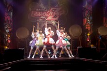 「ピンキージョーンズ」を歌うももいろクローバーZ。