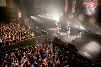 会場には女性ファンだけが集合。いつものももクロライブとは異なり黄色い声援が飛び交った。