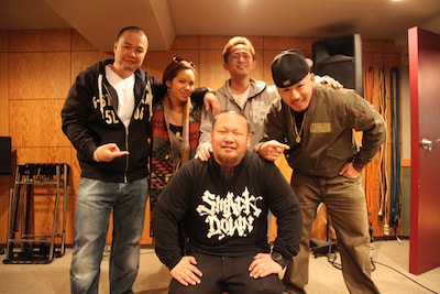 写真左からHirOshima、EMI MARIA、TENZAN（下段）、SEEDA、KOJOE。