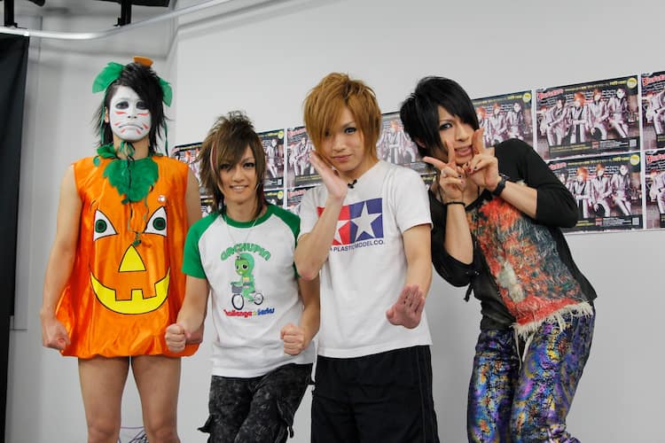 僕らの生活が心配」ゴールデンボンバー新曲10円配信決定 - 音楽ナタリー