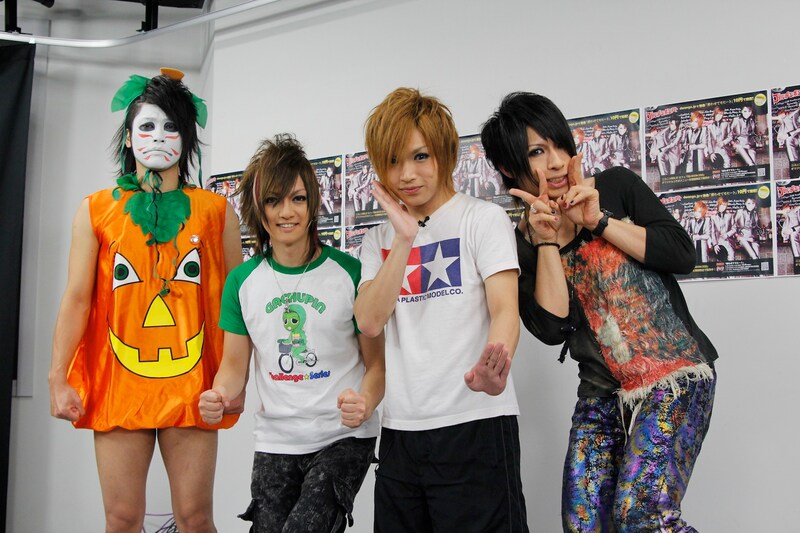 番組終了後、囲み取材に応じたメンバーたち。樽美酒研二（写真左端）のみ仮装したまま登場した。