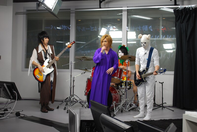 「酔わせてモヒート」を披露するゴールデンボンバー。ギターソロでは、喜矢武豊が早食いを披露した。