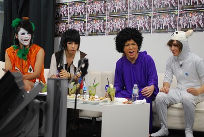 「ミュージックボンバー」生放送中の様子。左からカボチャの衣装を着た樽美酒研二、ジャック・スパロウコスプレの歌広場淳、サイババに扮した鬼龍院翔、白い全身タイツにリラックマのお面を被った喜矢武豊。