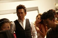 写真は広告撮影時の様子。