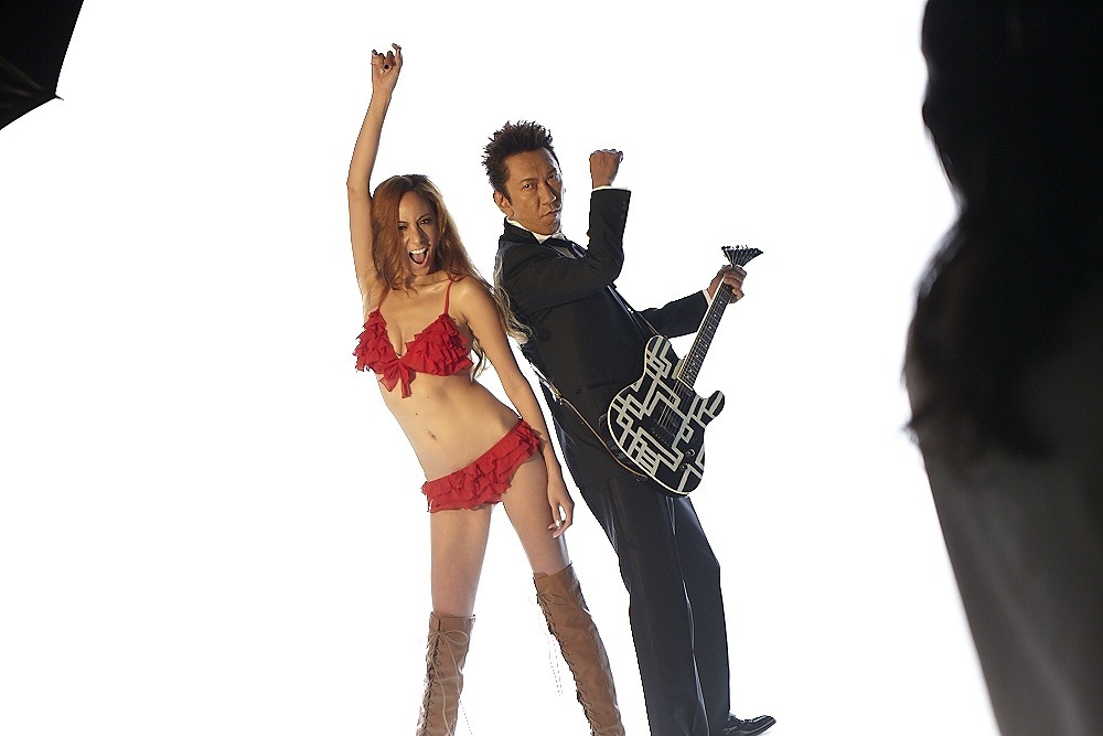 写真は広告撮影時の様子。