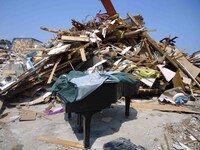 被災地で発見されたピアノ。持ち主はピアノ教室の先生で「このピアノは高校卒業のときに音楽の仕事をするきっかけになったピアノなので、直ったと聞いて本当に感無量です」と話している。