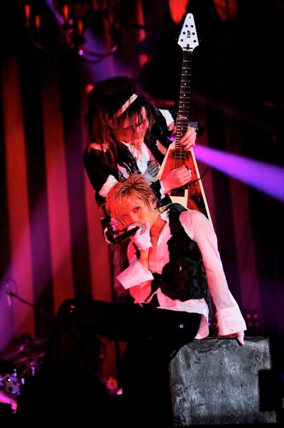 初日は華麗な衣装とパフォーマンスで観客を魅了したAcid Black Cherry。