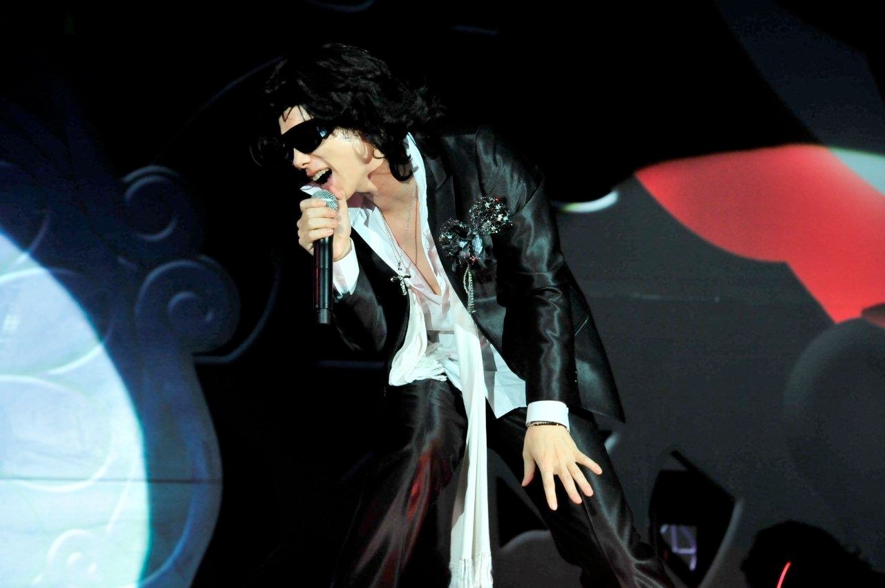 黒髪のウィッグを被り熱唱するyasu。最後は暑さのあまり脱ぐ場面も（写真は10月22日のもの）。