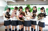 「AKB48 ネ申テレビ シーズン8」Vol.1「センター選手犬」より。写真左から峯岸みなみ、岩佐美咲、藤江れいな、仁藤萌乃、近野莉菜、平嶋夏海。