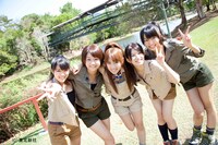「AKB48 ネ申テレビスペシャル～オーストラリアの秘宝を探せ！～」より。写真左から山内鈴蘭、島田晴香、高橋みなみ、竹内美宥、中村麻里子。