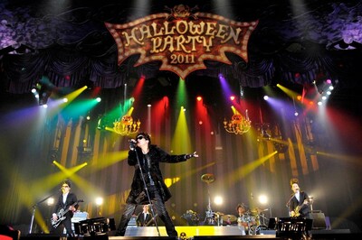 ギタリストが2人いるCOMPLEX風BREAKERZ。ギターの模様にも注目（写真は10月21日のもの）。