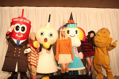 写真左からキャプテンタワー、MIKU、たわわちゃん、ALISA、そららちゃん、YURIE、ビリケンさん。