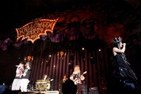 2日目のアンコールセッションの模様。マオと清春は着替えて登場した（写真は10月22日のもの）。