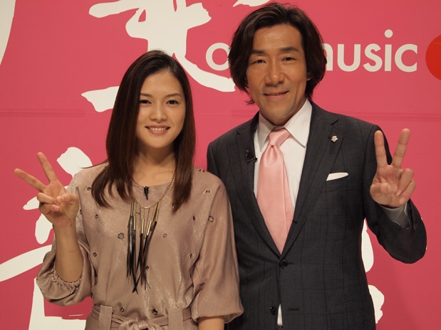 YUIと岸谷五朗。