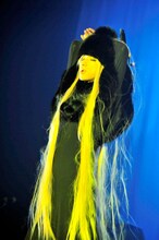 オーディエンスを驚かせた清春のメーテル仮装。登場時にはトランクを持って現れ、熱唱中に小道具を取り出す一幕も（写真は10月22日のもの）。