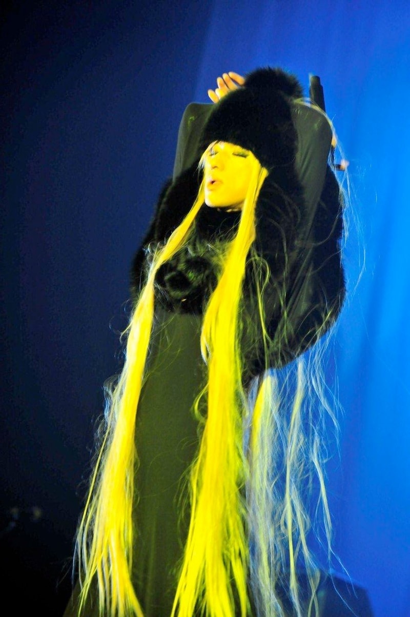 オーディエンスを驚かせた清春のメーテル仮装。登場時にはトランクを持って現れ、熱唱中に小道具を取り出す一幕も(写真は10月22日のもの)。