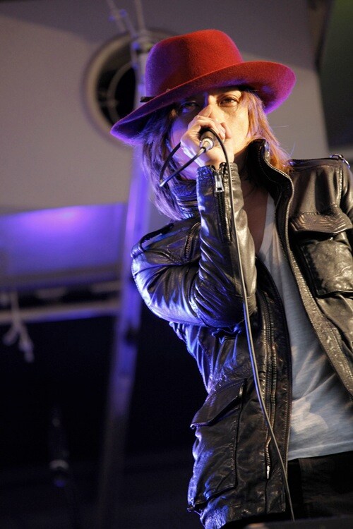 熱唱する清春。