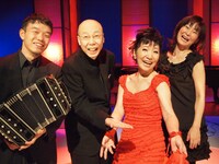 写真左から啼鵬、島健、森山良子、村上ゆき。