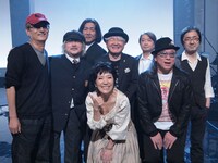 番組のエグゼクティブプロデューサー石田弘（写真左端）、ムーンライダーズ、森山良子（下段）。