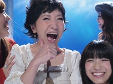 収録現場で楽しそうに談笑する平原綾香、森山良子、miwa、JUJU（写真左から）。