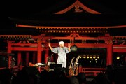 「奥田民生ひとり股旅スペシャル＠嚴島神社」での奥田民生。ダブルピースを掲げるも、いつもより神妙な顔。