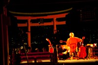 高舞台から大鳥居と海を望む。「今日は船で観にくる人はいなかったっすね」とは民生の弁。