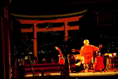 高舞台から大鳥居と海を望む。「今日は船で観にくる人はいなかったっすね」とは民生の弁。