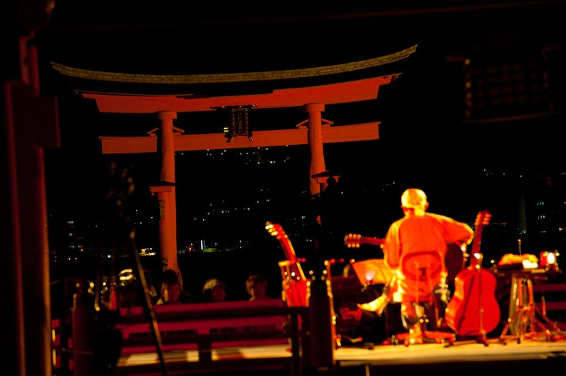 高舞台から大鳥居と海を望む。「今日は船で観にくる人はいなかったっすね」とは民生の弁。