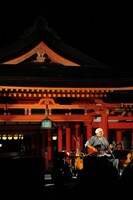 「奥田民生ひとり股旅スペシャル＠嚴島神社」の様子。