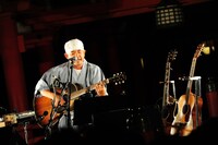 「奥田民生ひとり股旅スペシャル＠嚴島神社」の様子。