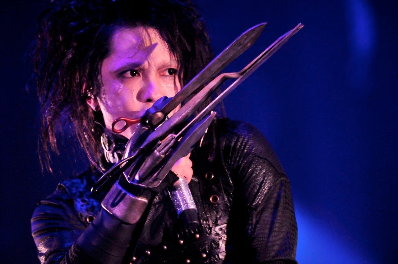 「HALLOWEEN PARTY 2011」神戸公演初日のHYDE。見事なエドワード・シザーハンズの仮装に観客はうっとり。
