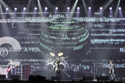 本日11月3日の日本ガイシホール公演で「CHASE」を演奏するL'Arc-en-Ciel。