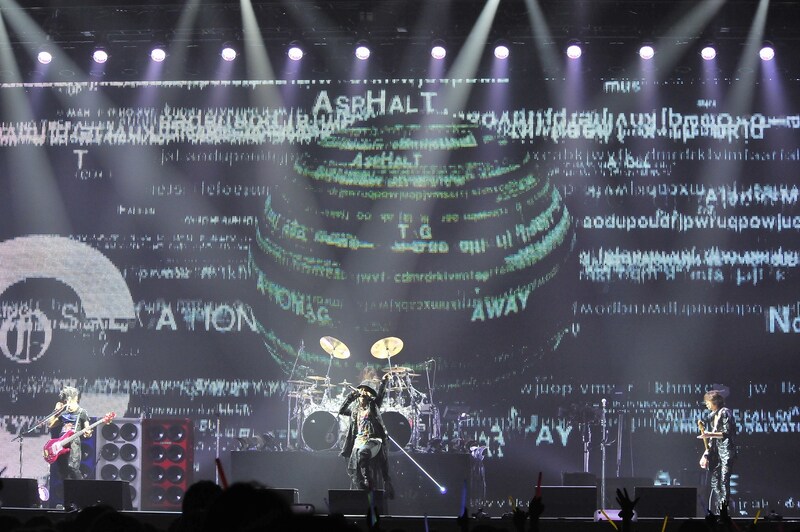 本日11月3日の日本ガイシホール公演で「CHASE」を演奏するL'Arc-en-Ciel。