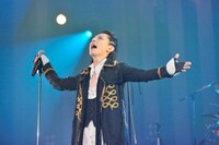 「HALLOWEEN PARTY 2011」神戸公演2日目のMCを務めた青木隆治。