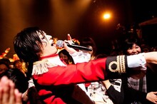 「失神天国～恋をしようよ～」でフロアに降りた傷彦。この後に飛ぶ。（写真：佐々木宏幸）