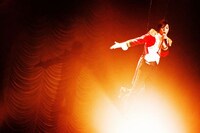 空を飛ぶ傷彦。（写真：佐々木宏幸）